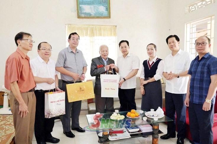 Đồng chí Bí thư Tỉnh ủy Sơn La shuôk, krưr huv trâu têx ziv thương binh, bệnh binh, nênhs muôx côngz trâu têz qơưk, cxênhz jê liệt sĩ