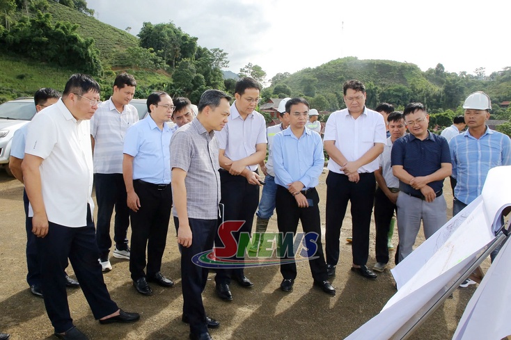 Đồng chí Chủ tịch UBPX tỉnh cxênhz yuôx uô dự án cêr yêz muk chênhr Hòa Bình - Mộc Châu