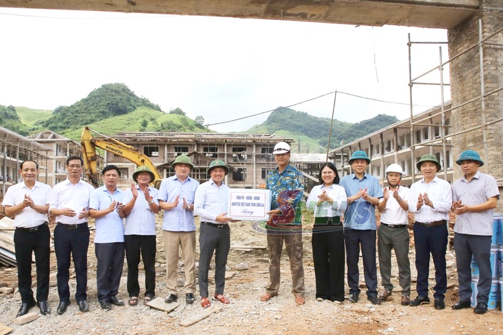  Provincial leader inspects school construction in border communes