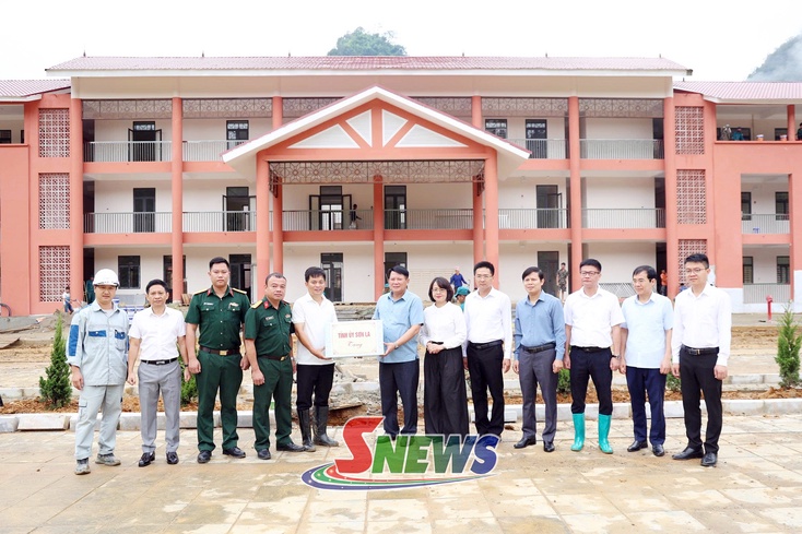 Đồng chí Phó Bí thư Thường trực Tỉnh ủy đros Ban Thường vụ Đảng ủy xã Phiêng Pằn uô hâux lưv.