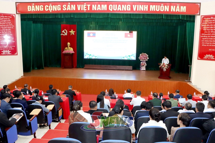 Son La opens political theory training course for officials from 9 Lao provinces