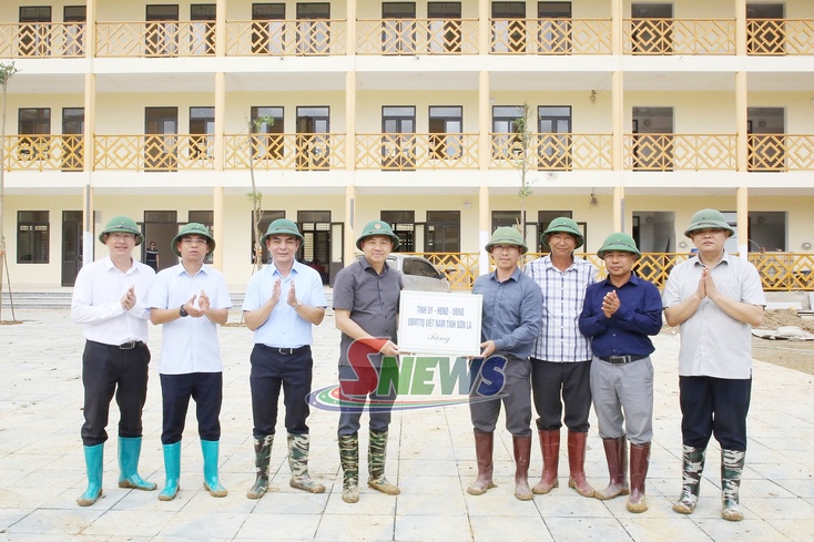 Central and provincial officials inspect progress of Muong Lan boarding school project