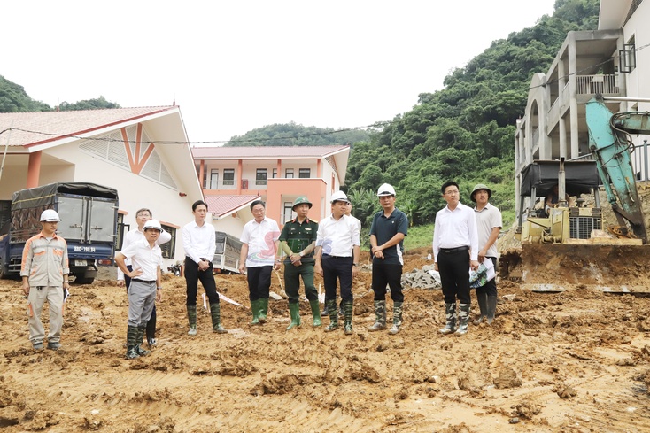 Đồng chí Chủ tịch UBPX tỉnh cxênhz hâux lưv cxiv puôz Yar cơưv phổ thông nội trú Tiểu học - THCS Phiêng Pằn