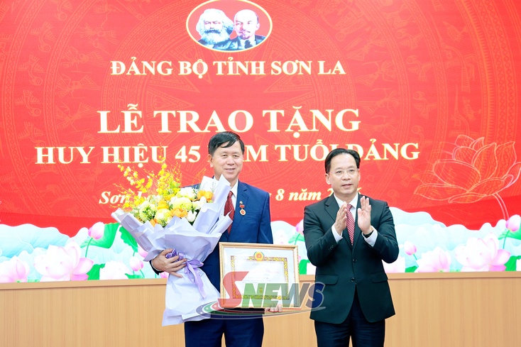 Former Son La leader honoured with 45-year Party membership badge