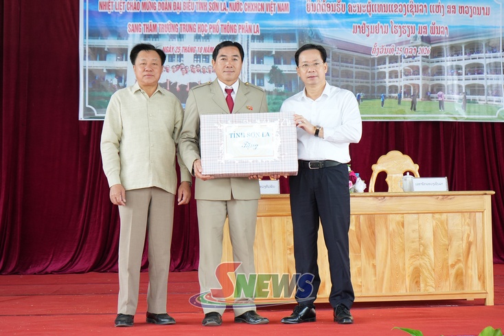 Son La delegation visits, presents gifts to Phan La High School in Laos’ Houaphanh province