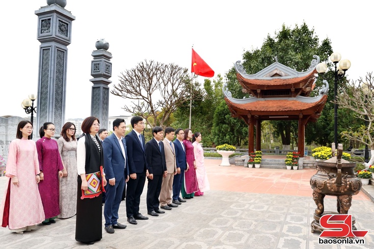 Đảng ủy Các cơ quan Đảng tỉnh dâng hương Đền thờ Bác Hồ, Nhà tưởng niệm các Anh hùng Liệt sĩ Nhà tù Sơn La