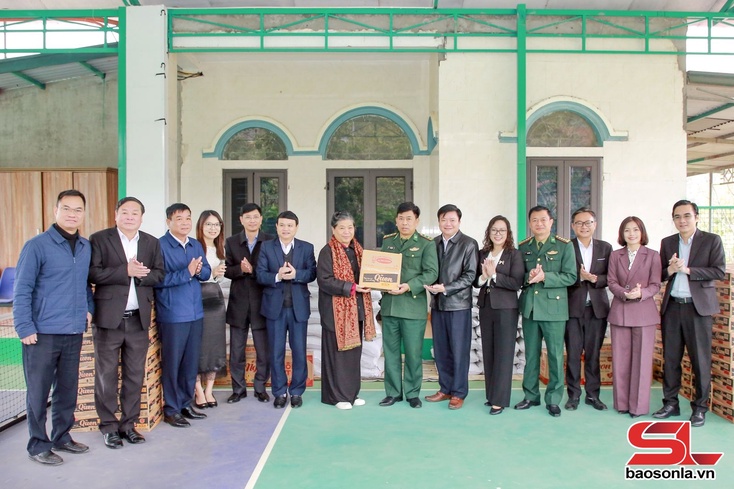 Đồng chí Tòng Thị Phóng tặng quà hộ nghèo và học sinh các xã vùng biên giới