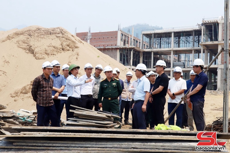 Kiểm tra tiến độ xây dựng trường học các xã biên giới Chiềng Khoong, Mường Hung, Chiềng Khương