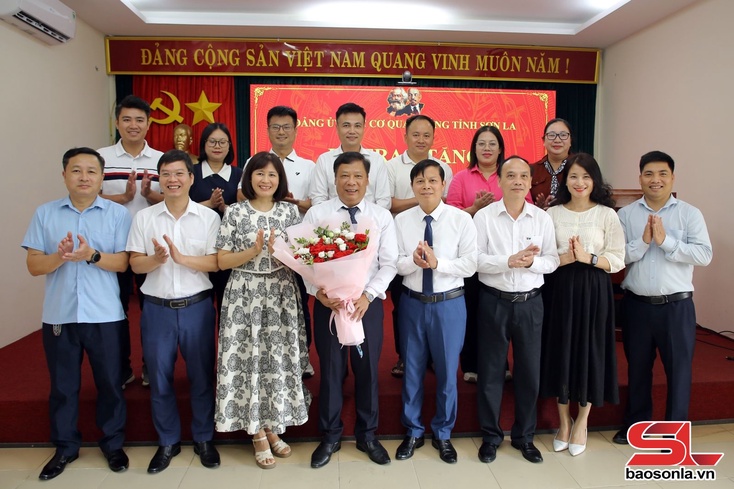 Đảng ủy Các cơ quan Đảng tỉnh trao tặng Huy hiệu Đảng dịp 19/5