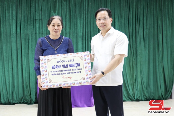 Đồng chí Bí thư Tỉnh ủy dự sinh hoạt Chi bộ bản Mé Ban