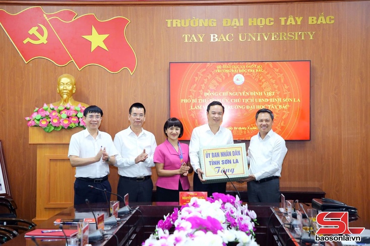Đồng chí Chủ tịch UBND tỉnh làm việc với Trường Đại học Tây Bắc
