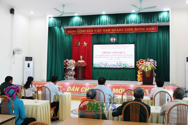 Đồng chí Phó Bí thư Tỉnh ủy, Chủ tịch Ủy ban MTTQ Việt Nam tỉnh tặng quà gia đình chính sách xã Sông Mã