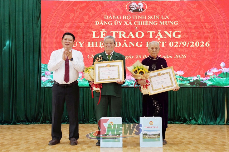 Đồng chí Phó Bí thư Thường trực Tỉnh uỷ, Chủ tịch HĐND tỉnh trao Huy hiệu Đảng tại xã Chiềng Mung