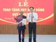 Đồng chí Bí thư Tỉnh ủy trao Huy hiệu Đảng tại phường Chiềng An