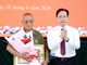 Đồng chí Bí thư Tỉnh ủy trao Huy hiệu Đảng cho các đảng viên Đảng bộ phường Chiềng Sinh
